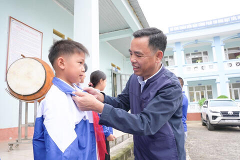 Trao tặng gần 300 áo ấm cho học sinh khó khăn ở Tân Uyên