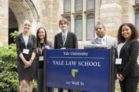 Trường Luật Yale mất vị trí đầu bảng