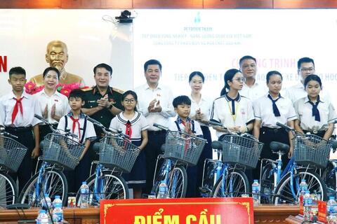 Phó Chủ tịch Quốc hội Nguyễn Hồng Diên trao tặng 50 xe đạp cho học sinh Tuy Phước, Gia Lai