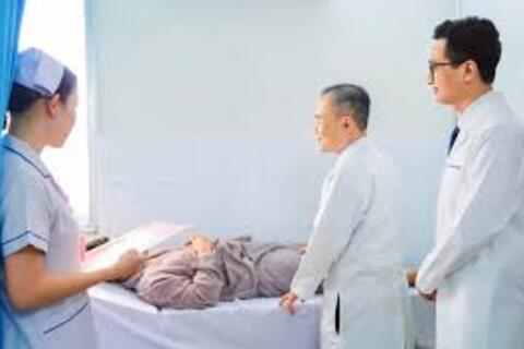 Cấp cứu thành công bé trai 14 tuổi bị xoắn tinh hoàn suốt 7h