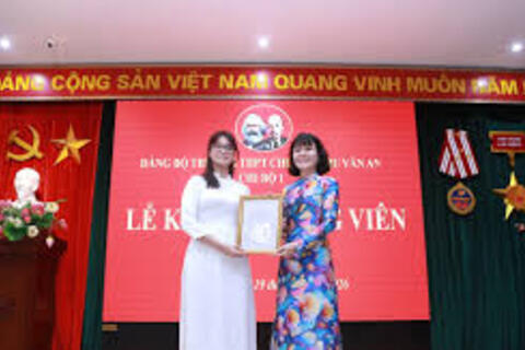 Trường Bưởi - Chu Văn An kết nạp Đảng cho 9 học sinh đúng dịp sinh nhật Bác