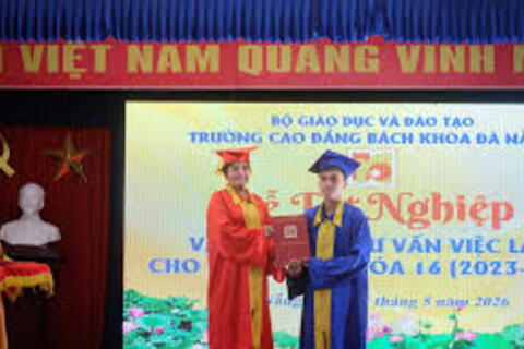 Trao bằng cho 191 sinh viên, kết nối việc làm ngay tại lễ tốt nghiệp