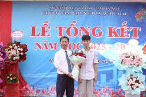 Trao thưởng trong lễ tổng kết thầy dặn trò lớp 12 'giữ vững niềm tin' ôn thi tốt nghiệp