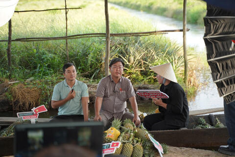 Giá cao hơn hàng chợ, vì sao livestream nông sản vẫn đắt khách?