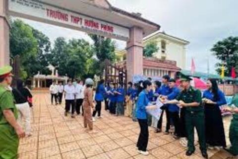Thí sinh Vân Kiều được hỗ trợ suất ăn trưa sau buổi thi đầu tiên