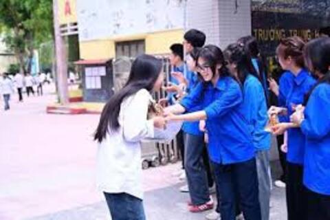 Sắc xanh tình nguyện lan tỏa yêu thương nơi trường thi