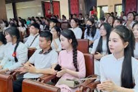 Thí sinh phô diễn tố chất nghệ thuật thi tuyển Trường ĐH Sư phạm Huế