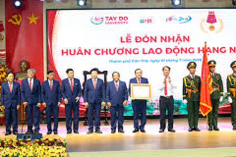 Trường Đại học Tây Đô đón nhận Huân chương Lao động hạng Nhì