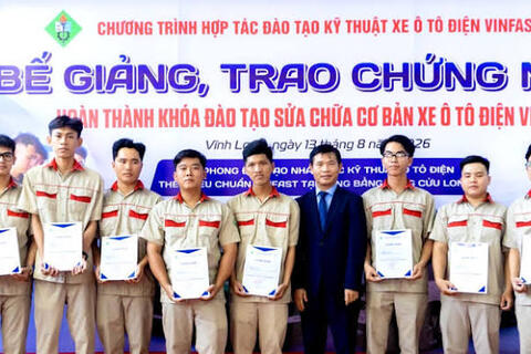 Sinh viên Vĩnh Long hoàn thành khóa đào tạo kỹ thuật ô tô điện VinFast