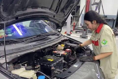 Nữ sinh viên Trường ĐH SPKT Vĩnh Long học kỹ sư ô tô, đón đầu làn sóng xe điện