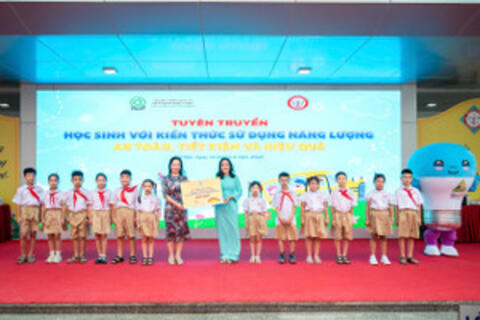 Gần 1000 học sinh Hà Nội được hướng dẫn sử dụng năng lượng an toàn, tiết kiệm