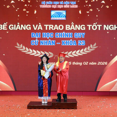 Trường ĐH Cửu Long trao bằng tốt nghiệp cho 387 tân cử nhân hệ đại học chính quy