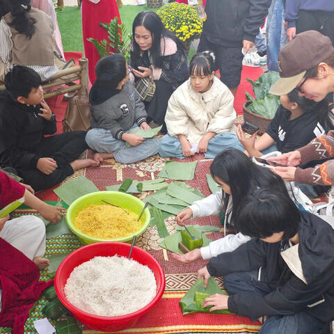 'Xuân yêu thương' trao hàng trăm suất quà đến học sinh, người dân khó khăn