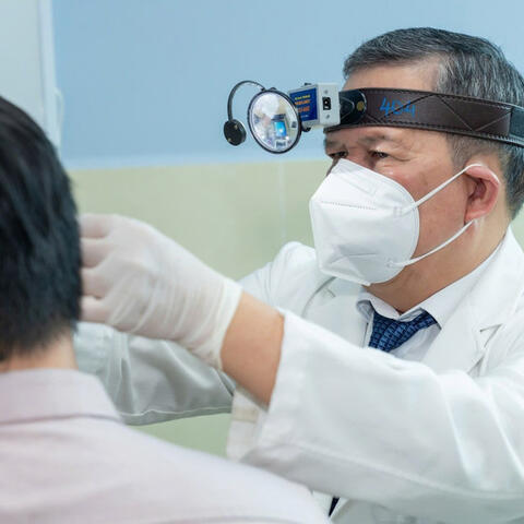 Bệnh điếc đang trẻ hóa: Mất 'thời gian vàng' là mất cơ hội nghe