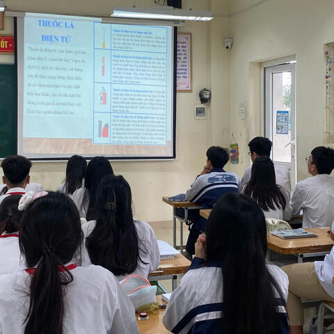 Để ngăn chặn học sinh sử dụng thuốc lá cần sự phối hợp của 'ba nhà'