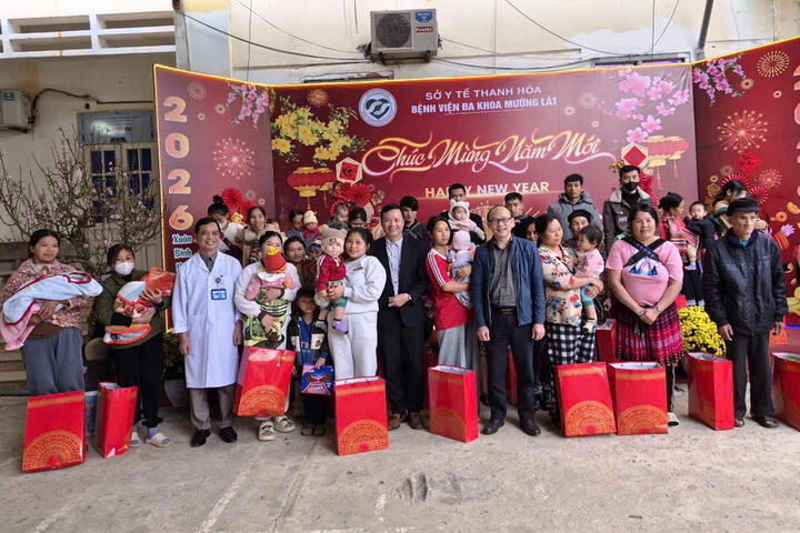 Hàng trăm suất quà Tết đến với trẻ mầm non, bệnh nhân nghèo vùng biên Thanh Hóa