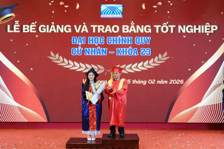 Trường ĐH Cửu Long trao bằng tốt nghiệp cho 387 tân cử nhân hệ đại học chính quy