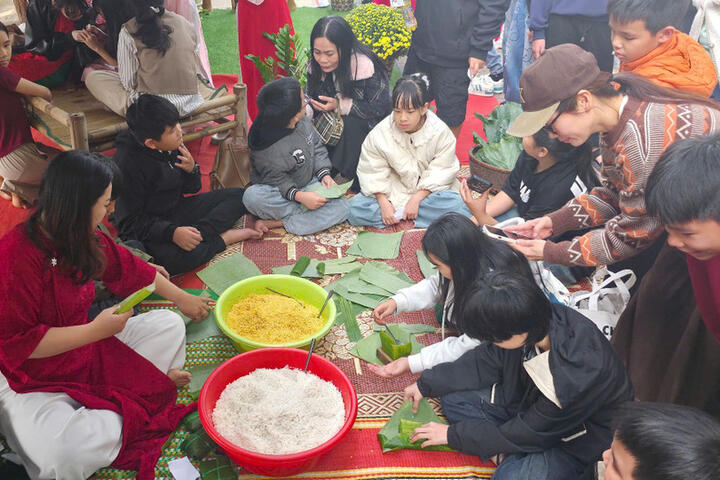 'Xuân yêu thương' trao hàng trăm suất quà đến học sinh, người dân khó khăn