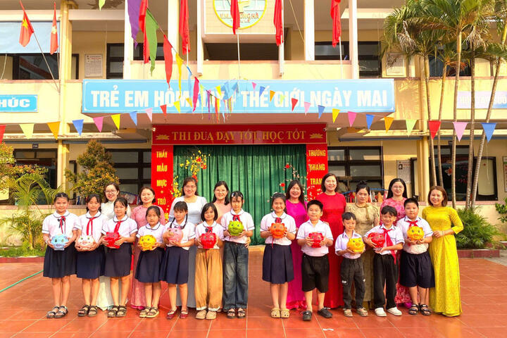 Học sinh ở Quảng Trị dành tiền 'lì xì' Tết nuôi heo đất để giúp bạn nghèo