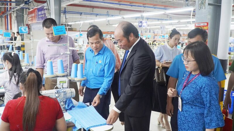 Lãnh đạo thành phố Huế thăm hỏi, kiểm tra môi trường làm việc của công nhân may mặc. Ảnh: H. Minh