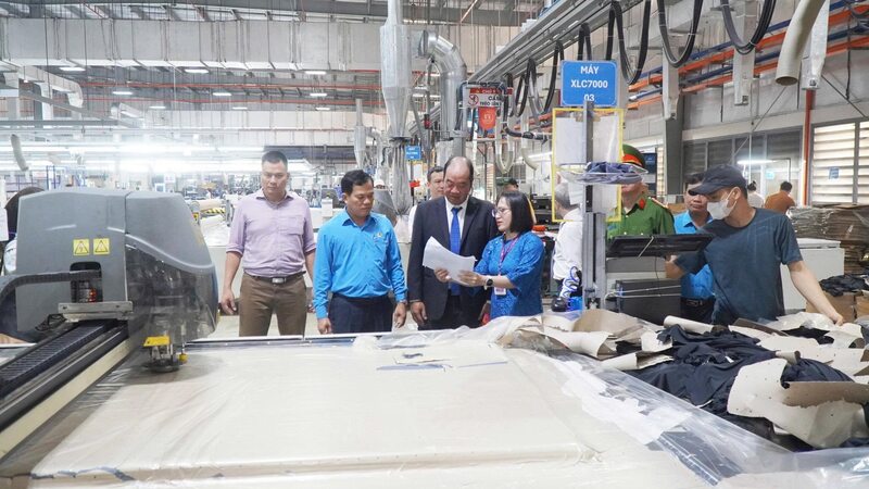 Nhiều Công ty may mặc ở Huế trang bị máy móc hiện đại, ứng dụng trí tuệ nhận tạo trong cắt vải, kiểm tra sản phẩm... Ảnh: H. Minh