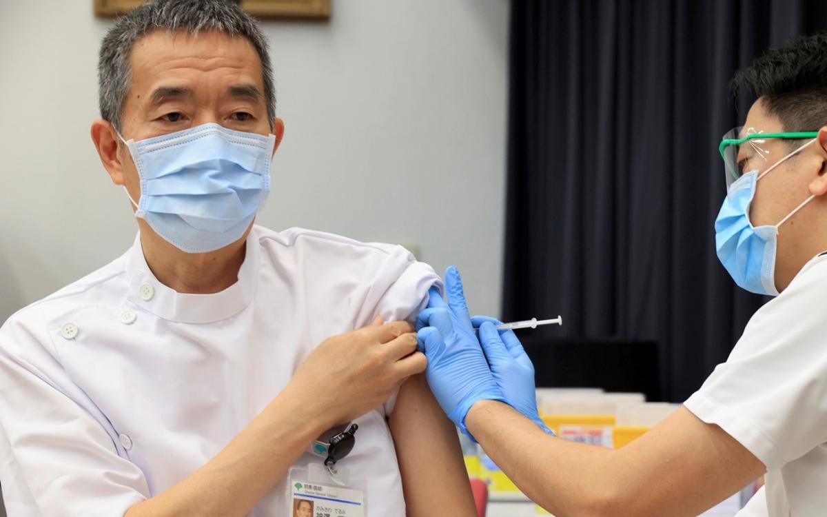 Tiêm chủng Cpvid-19 ở Nhật Bản. Ảnh: Reuters.