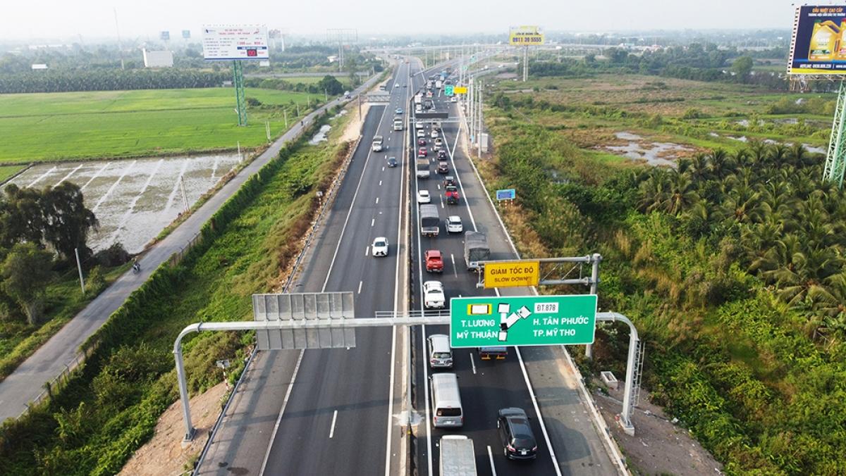 Xe ô tô lưu thông đông đúc trong ngày đầu cao tốc  Trung Lương - Mỹ Thuận cho xe lưu thông.