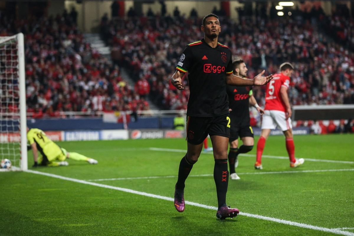 Sebastien Haller vừa đá phản lưới nhà, vừa ghi bàn trong chuyến làm khách tại Da Luz. (Ảnh: Getty)