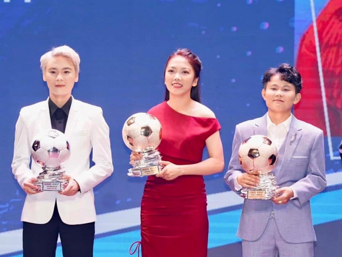 Huỳnh Như (giữa) giành 4 Quả bóng Vàng nữ Việt Nam.