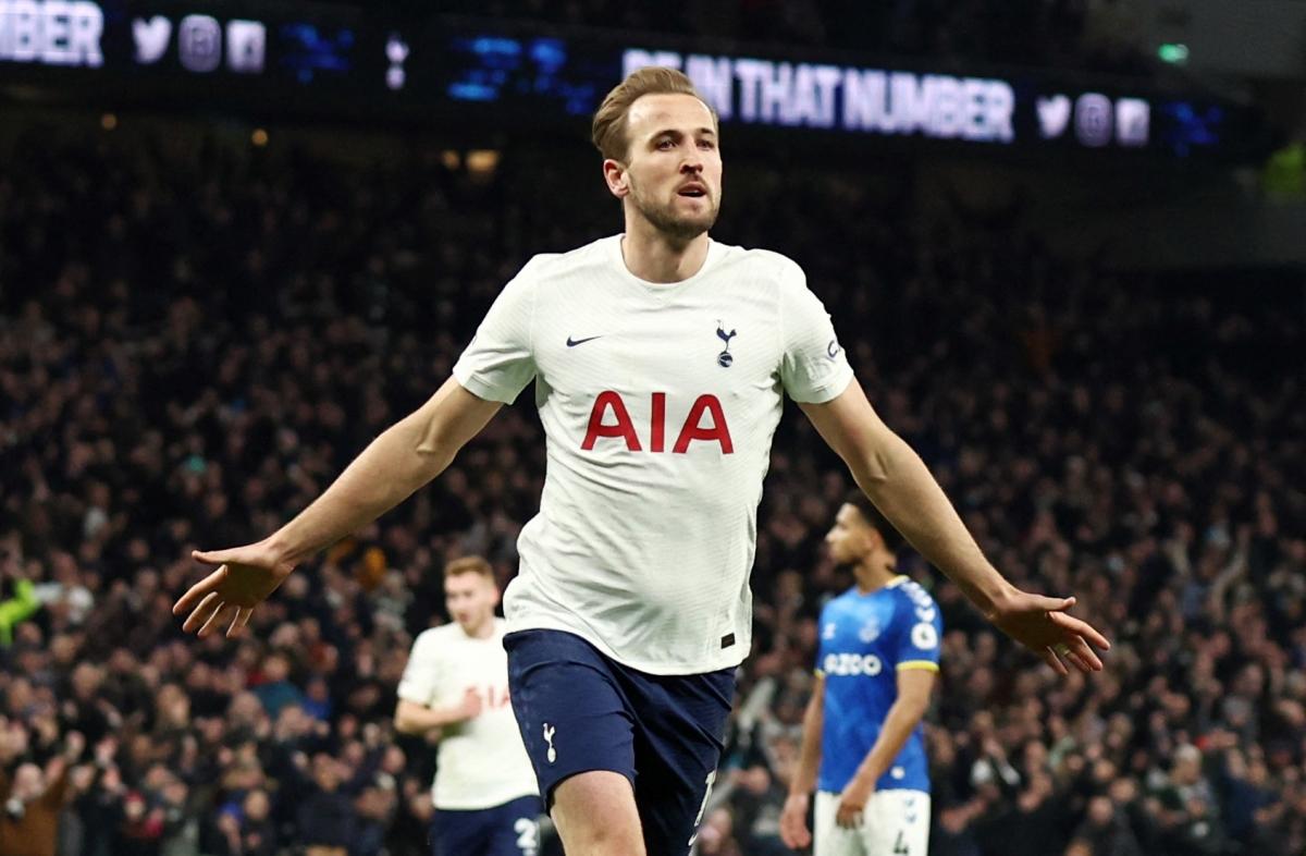 Harry Kane tỏa sáng với cú đúp (Ảnh: Reuters).