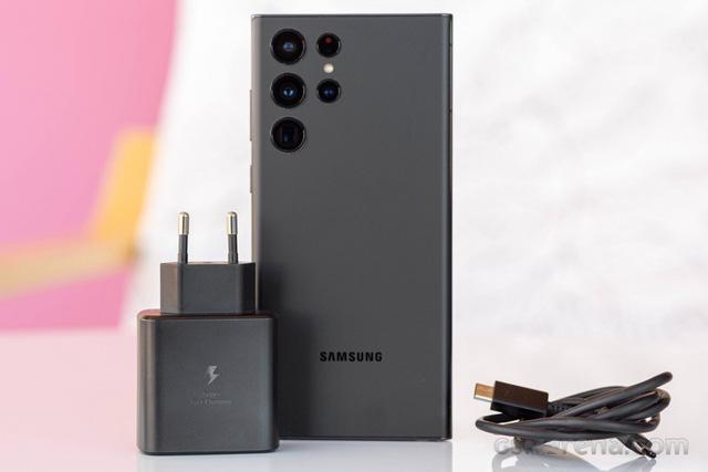 Thử nghiệm bộ sạc 45W trên Galaxy S22 Ultra: Sạc nhanh hơn chỉ vài phút   - Ảnh 1.
