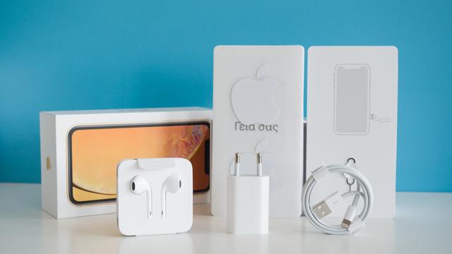 Apple tiết kiệm được số tiền khổng lồ nhờ không bán kèm củ sạc và tai nghe trong hộp iPhone   - Ảnh 1.