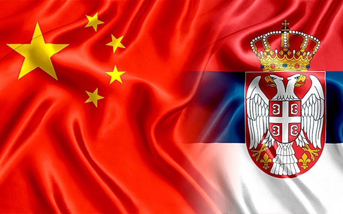 Quốc kỳ Trung Quốc và Serbia. Ảnh: Balkan Green Energy News.