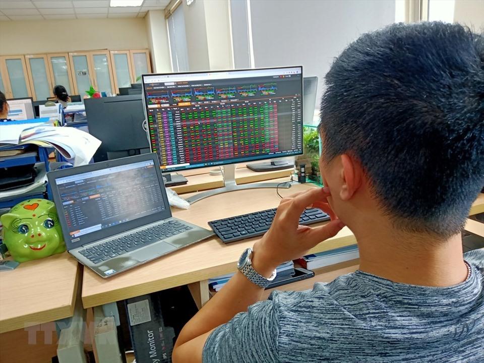 Chứng khoán: Rủi ro điều chỉnh vẫn còn, nên giữ tỉ trọng ở mức thấp