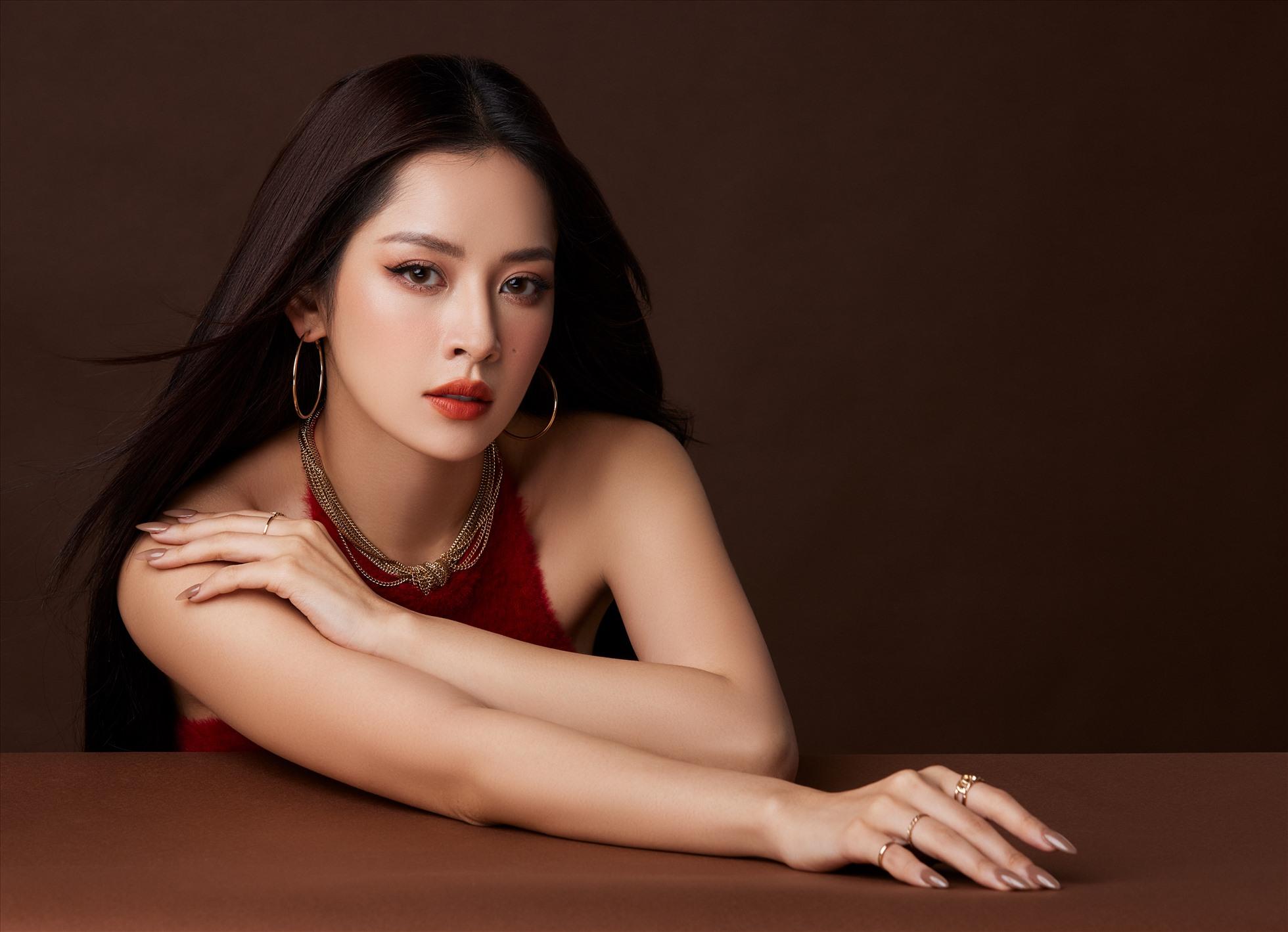 Ở bộ ảnh khác, Chi Pu lựa chọn trang điểm tông cam rực rỡ. Kiểu trang điểm mắt tự nhiên, đánh bọng mắt nhẹ nhàng mang lại hiệu ứng ngây thơ.
