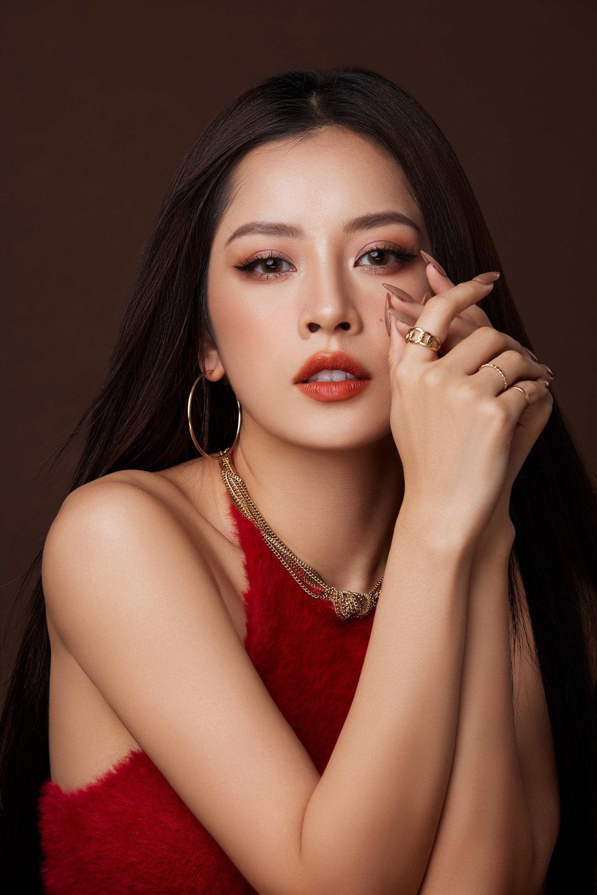 Khi được hỏi về bí quyết giữ nhan sắc qua các năm, Chi Pu cho biết: “Bên cạnh việc dưỡng da, tôi rất quan tâm đến việc thay đổi phong cách trang điểm cho phù hợp với xu hướng“.