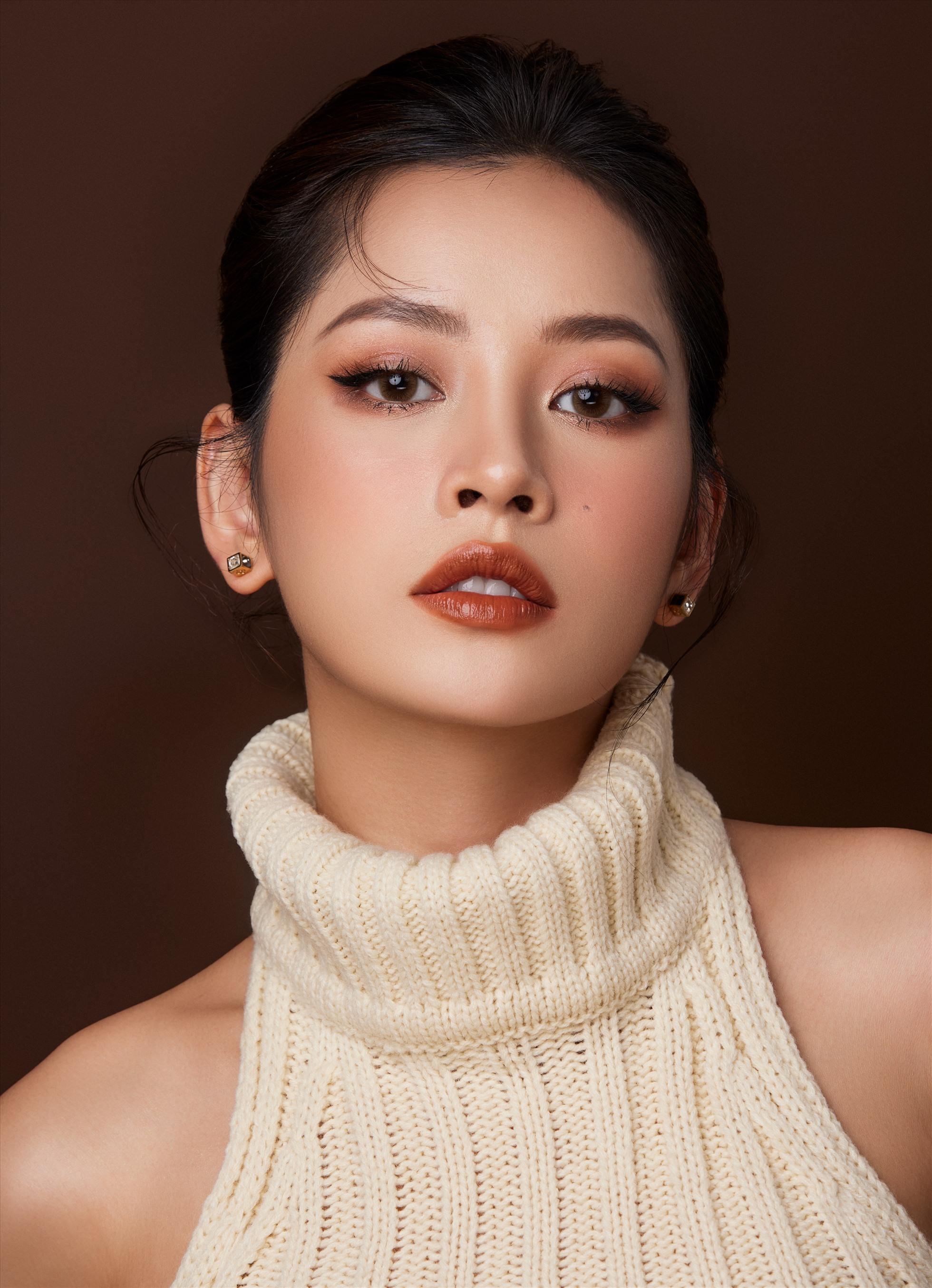 Chi Pu tung bộ ảnh cá nhân với phong cách từ ngọt ngào, trẻ trung đến gợi cảm, cá tính trong vai trò mới là một CEO.