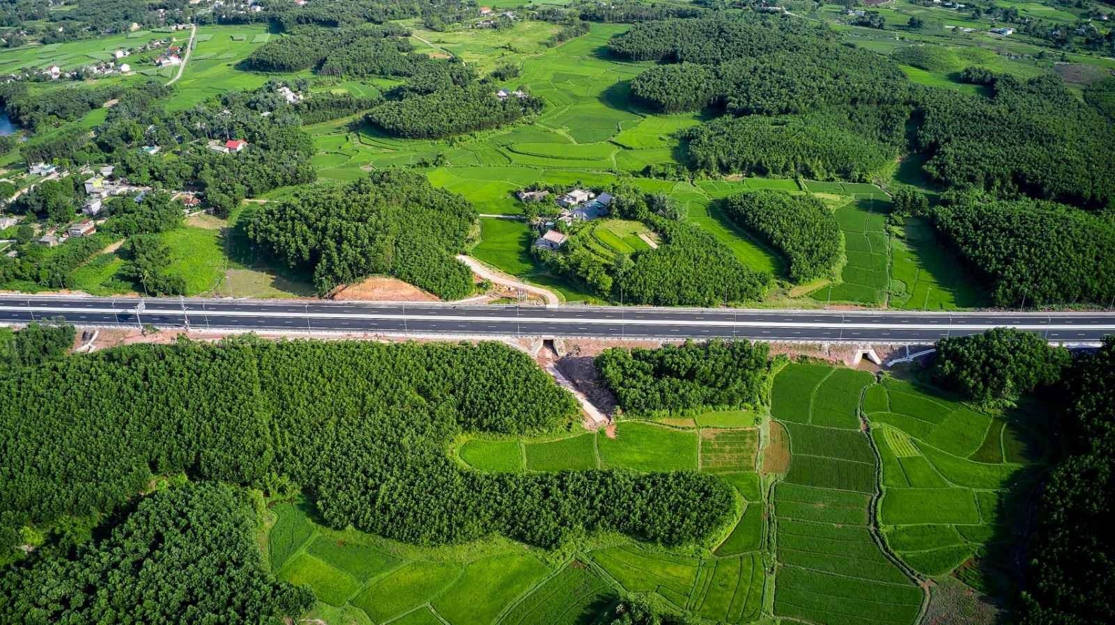 Một đoạn trên cao tốc Vân Đồn - Móng Cái. Ảnh: Nguyễn Hùng