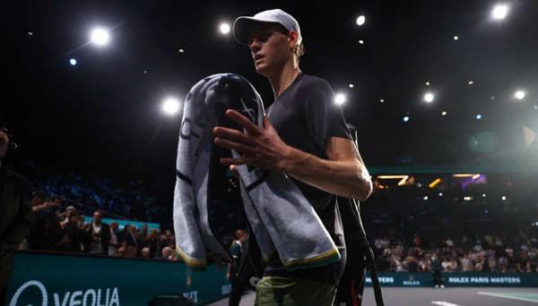 Jannik Sinner bị loại là một bất ngờ khác trong ngày mở màn Paris Masters 2022. Ảnh: MSN