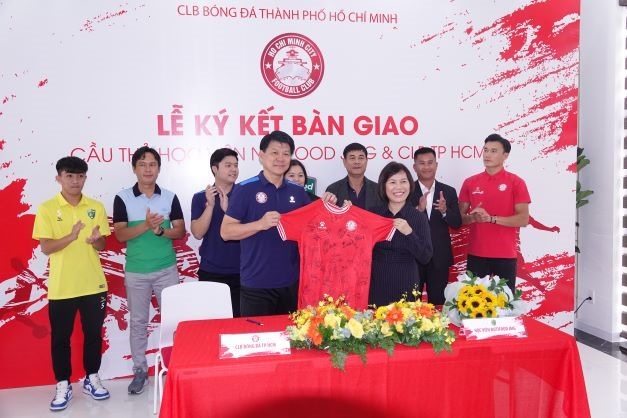 Huấn luyện viên Vũ Tiến Thành của đội TPHCM rất vui mừng khi tiếp nhận những tài năng trẻ như Thanh Khôi, Vĩnh Nguyên... từ học viện Nutifood JMG. Ảnh: Nguyễn Đăng