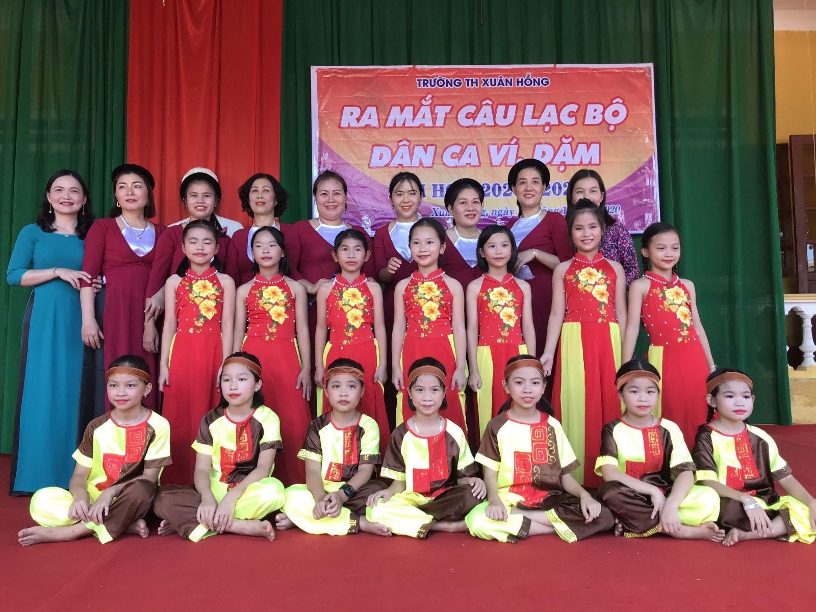 Lễ ra mắt câu lạc bộ dân ca Ví Giặm Nghệ Tĩnh trường Tiểu học Xuân Hồng - huyện Nghi Xuân (Hà Tĩnh). Ảnh: Thùy Linh