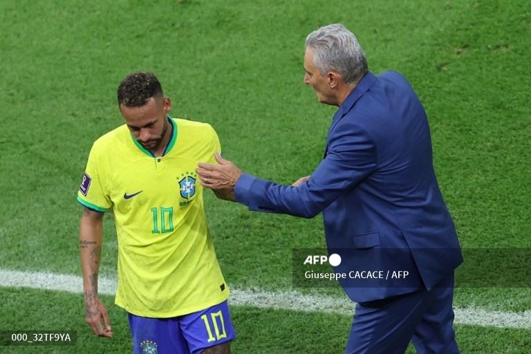 Huấn luyện viên Tite không khỏi lo lắng về chấn thương của Neymar.  Ảnh: AFP