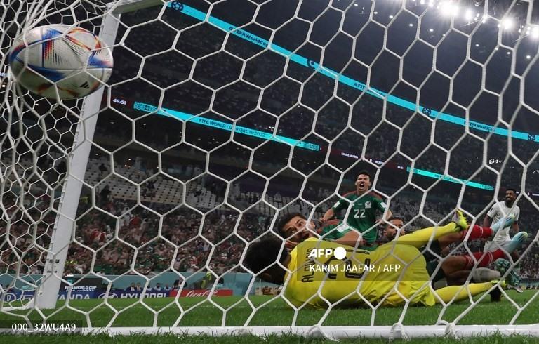Mexico có liên tiếp 2 bàn thắng nhưng chưa đủ để lên thứ hai. Ảnh: AFP