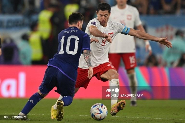 Argentina của Messi thắng để chiếm ngôi đầu bảng C, trong khi Ba Lan của Lewandowski đi tiếp nhờ chỉ số fair-play. Ảnh: AFP