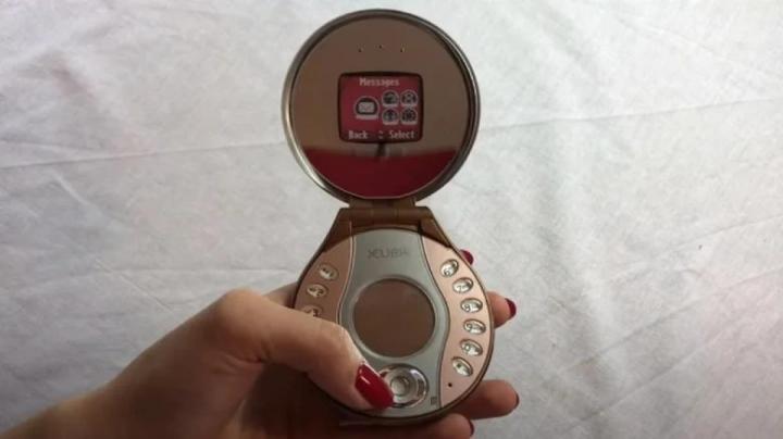 Top 12 chiếc điện thoại kỳ lạ từ những năm 2000 - Ảnh 6. Top 12 chiếc điện thoại kỳ lạ từ những năm 2000 - Ảnh 6.