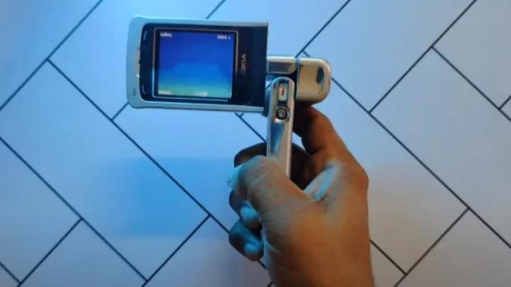 Top 12 chiếc điện thoại kỳ lạ từ những năm 2000 - Ảnh 3. Top 12 chiếc điện thoại kỳ lạ từ những năm 2000 - Ảnh 3.