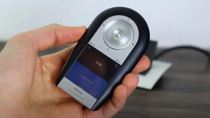 Top 12 chiếc điện thoại kỳ lạ từ những năm 2000 - Ảnh 9. Top 12 chiếc điện thoại kỳ lạ từ những năm 2000 - Ảnh 9.