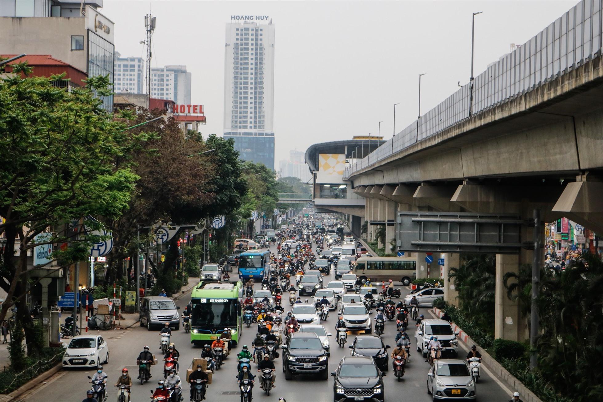 Dù đường đông hay vắng, xe máy và ôtô đều mạnh ai nấy đi. Ảnh: Thu Hiền