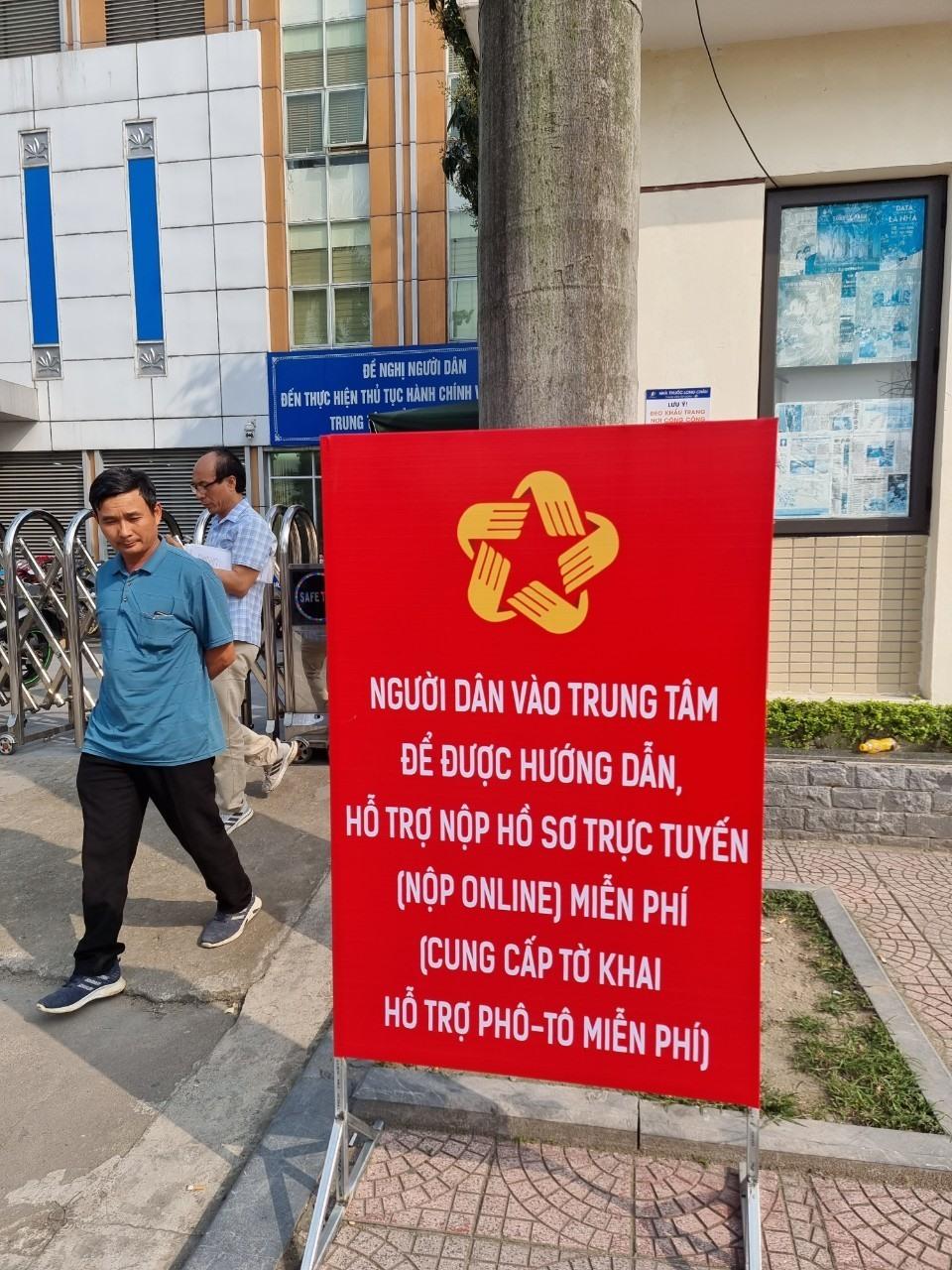 Pano trước cổng Trung tâm Phục vụ Hành chính công tỉnh Nghệ An. Ảnh: Quang Đại