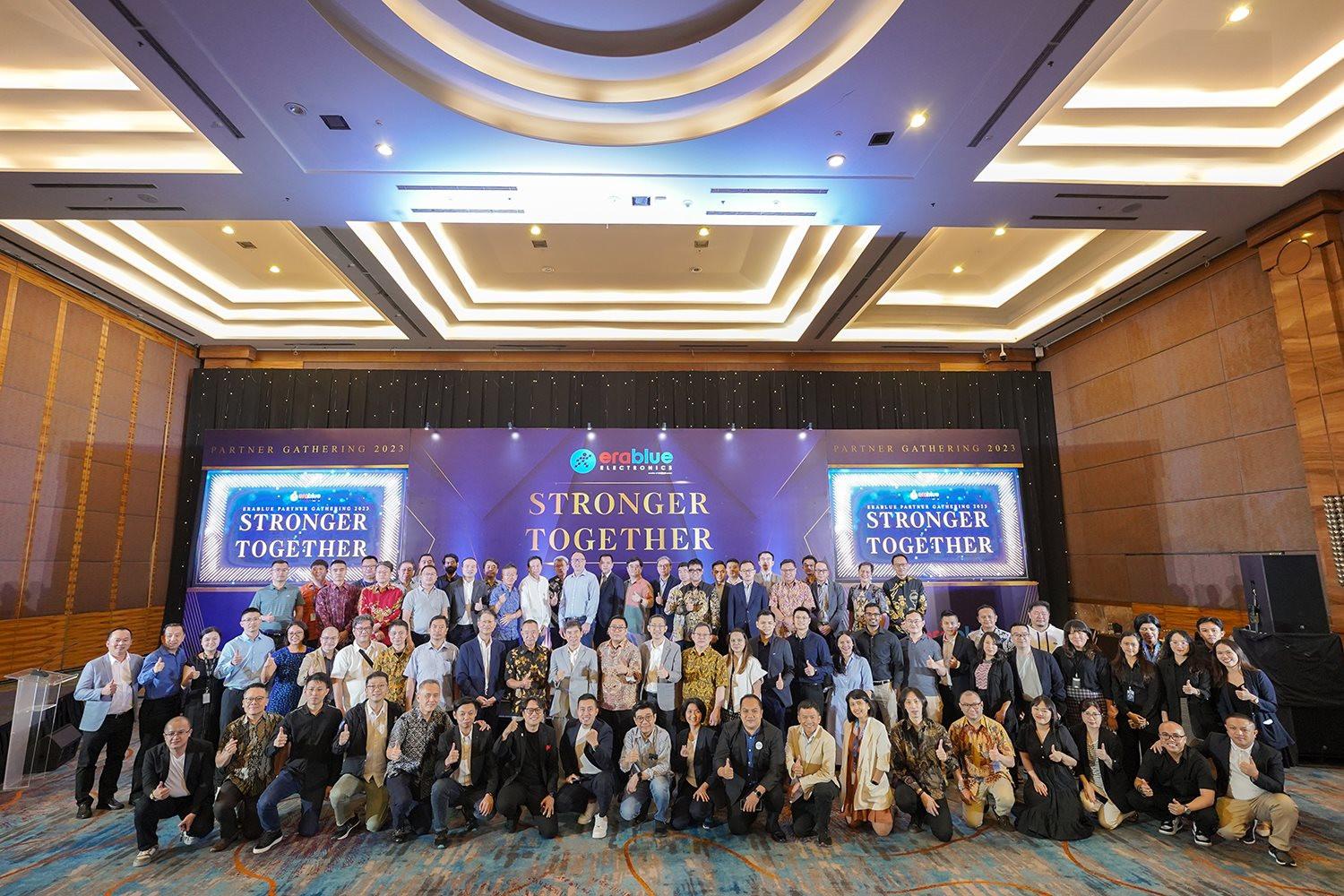 Thế giới di động tiến công Indonesia: Vì sao Erablue được thị trường ưa chuộng nhưng 5 tháng mới mở 5 cửa hàng, trái ngược kiểu "mở như vũ bão" ở Việt Nam? - Ảnh 7. Thế giới di động tiến công Indonesia: Vì sao Erablue được thị trường ưa chuộng nhưng 5 tháng mới mở 5 cửa hàng, trái ngược kiểu "mở như vũ bão" ở Việt Nam? - Ảnh 7.